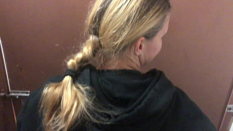 Teasey2024: Elle me suce la bite dans les toilettes