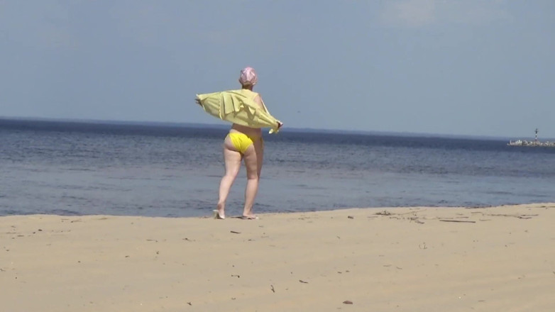 RedRoseRus: Mujer Jugosa Caminando Desnuda En La Playa