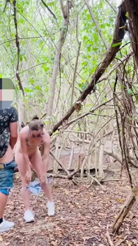 Une pute se fait baiser dehors par des inconnus et fait filmer son mari, une femme cocu se fait baiser dehors, mari