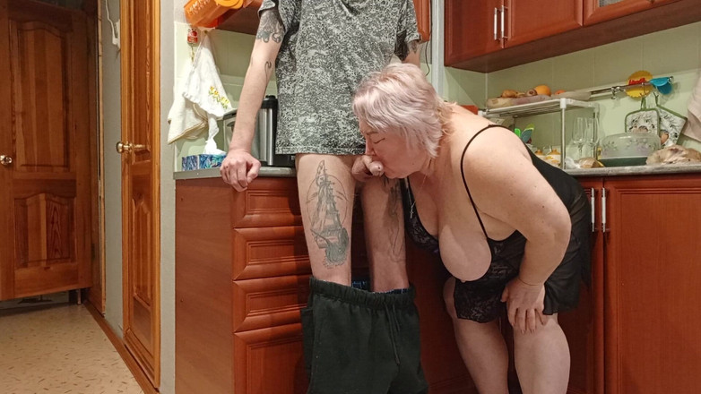 Zona901: Schoonmoeder zuigt aan mijn lul en trekt zich af terwijl...