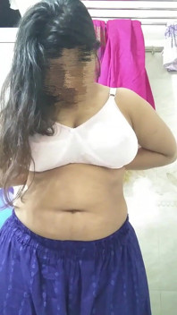 Desi ragazza con grandi tette si cambia vestito e mostra l'ascella