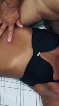 Fodendo e gozando nas axilas de uma garota negra