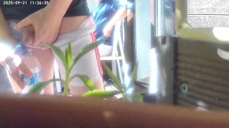 AmateurBoysPissing: Chico Intenta Orinar En Una Botella Mientras Se Esconde De...