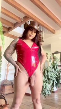 Cowgirl in Rode Latex, Geen Regels... Wie Is Dapper Genoeg Om Te Rijden?