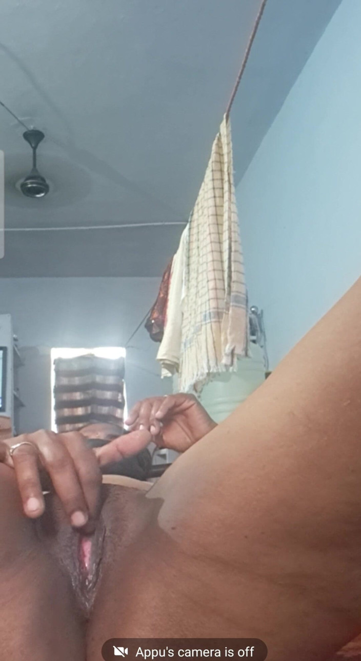 Jayaselvi: 泰米尔阿姨手淫和尿液通过