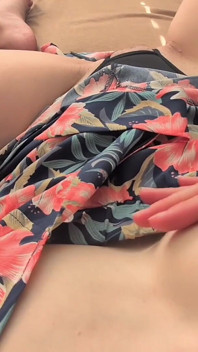 欲火中烧的妻子浸透礼服自慰 第一人称视角