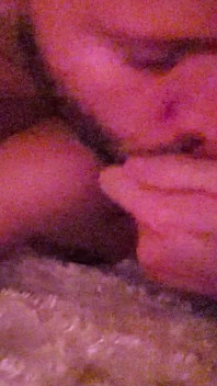 他们在烛光下做爱已经很长时间了，现在他们燃烧着在一起的欲望。
