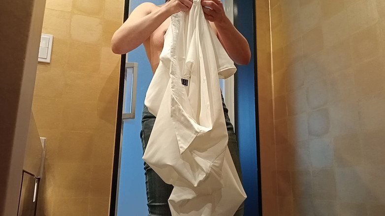 Mayumi Kanzaki: अपना अंडरवियर उतारता है और पतली जींस और शर्ट पहनता है