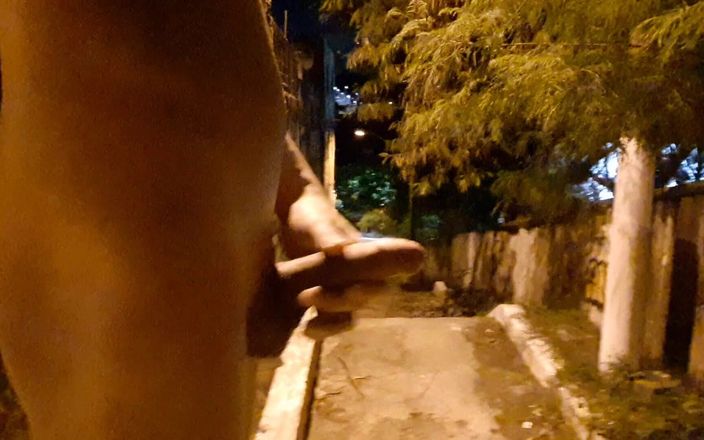 Lekexib: Branlette nue dans les escaliers de la rue