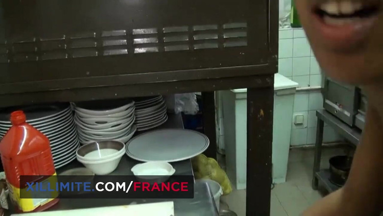 Made In France: rasoie ke saath hot tin logon vaali chudaee
