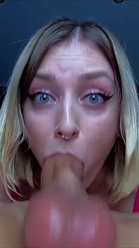 Cewek sange ini dientot habis-habisan sama kontol besar sampai ke tenggorokan