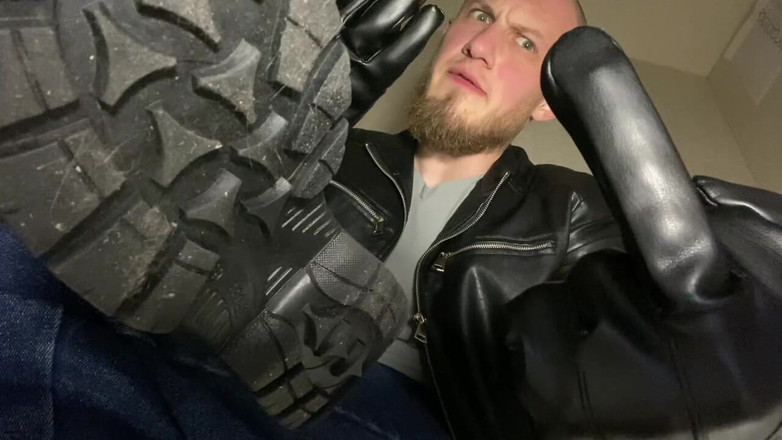 Hunky time: Босс В Коже Курит