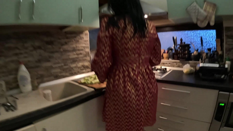 MilfyCalla: Jogo da cozinha com vestido vermelho e dourado - palmada, boquete,...
