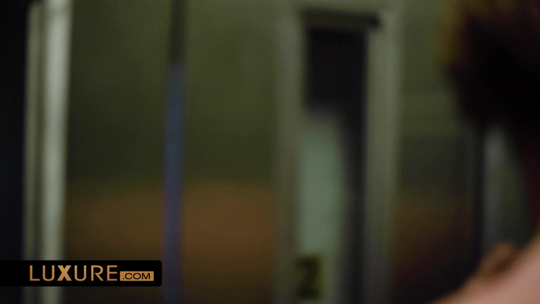 Luxure: Alba Lala está interesada por los dos trabajadores