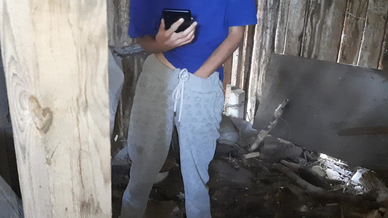 Lesbian-candys: Spio la mia sorellastra che si masturba nel villaggio in...