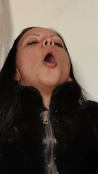 Carla rookt in bontjack
