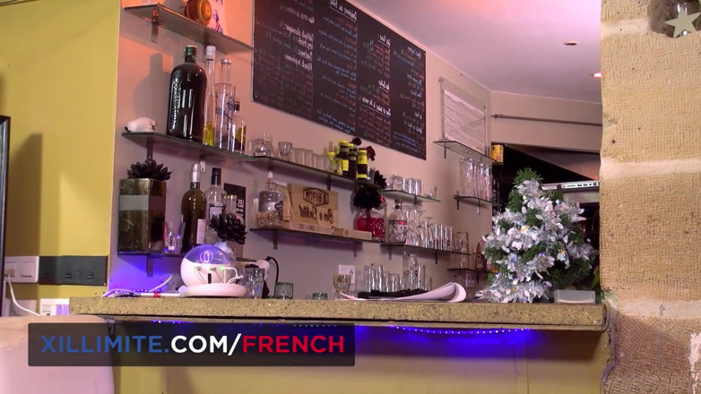 French girls at work: Bartender seksi lebih suka meliwat