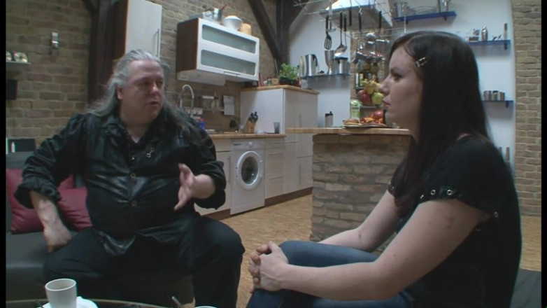 Absolute BDSM films - The original: Upokarzający bicie trójkąt z długimi włosami starcem