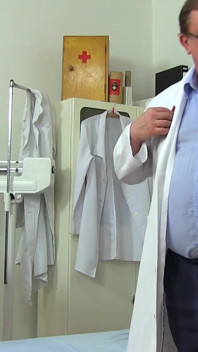 Gynéco mature - une femme mature pulpeuse se fait surprendre par une grosse caméra lors de son examen gynécologique par un docteur pervers