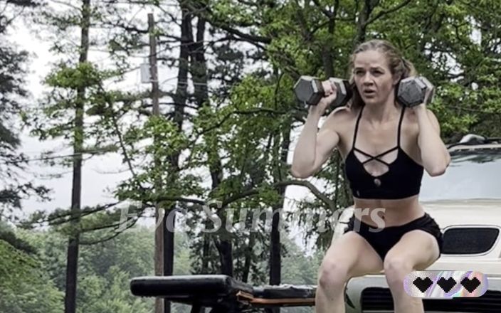 EvaSummers: Eva Summers 2025 June Squats | Squats &amp; Thrusters | Declino l'allenamento di sit-up...