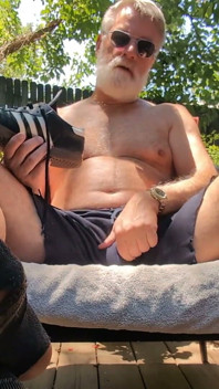 Un beau-père joue avec son trou en sueur
