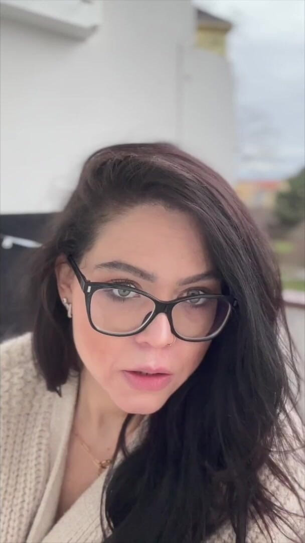 肖恩·库珀: 戴着眼镜抽烟