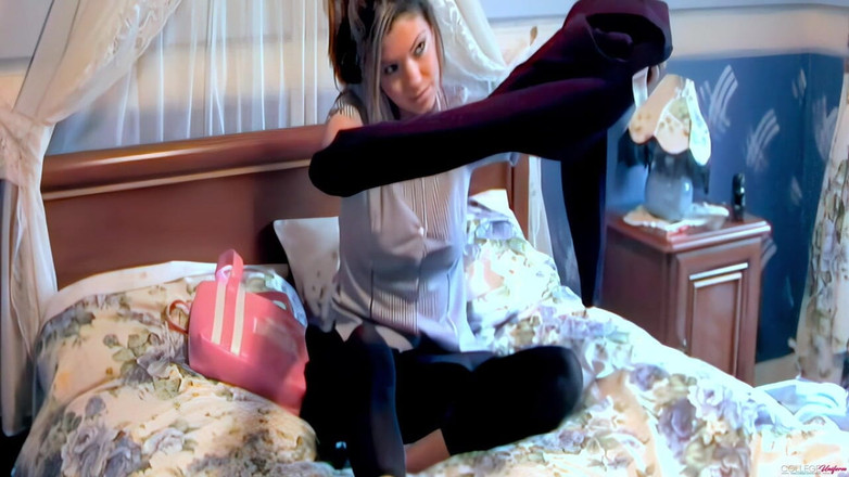 College Uniform: Footlose yang menampilkan Samantha Buxton