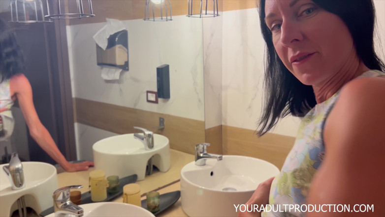 Linda Caprice: Toaletă publică de o noapte