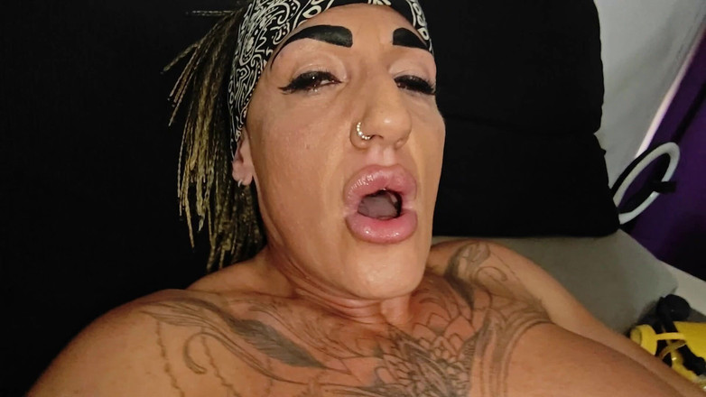 Danaxmuscles: Si scopa la mia figa gigante dopo che l'ho gonfiata...