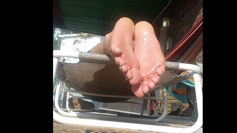 Midsouth Foot Fetish: Mes dessous de pied huileux pour me branler aussi prends...
