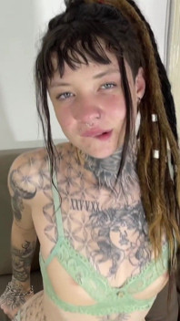 Une jeune femme tatouée baise dans un casting