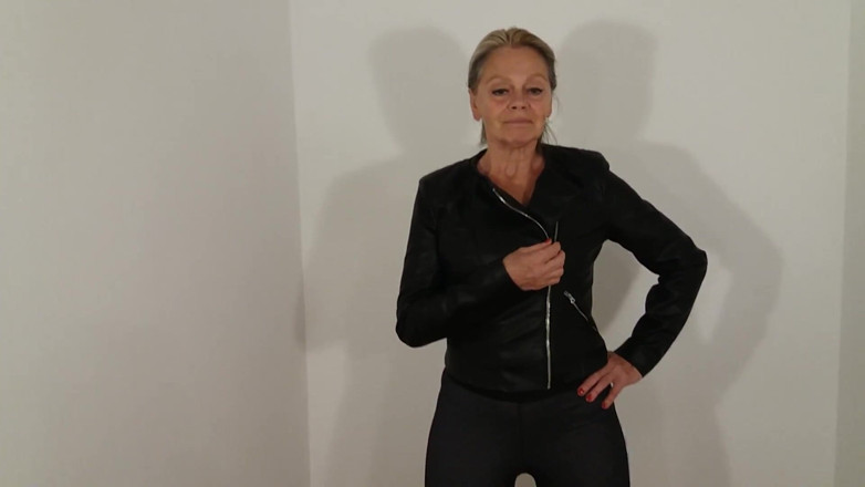 martinawest: Bunica poartă tanga și colanți!