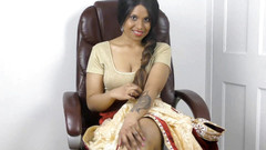 Sexy Lily: रसदार भारतीय भाभी कामुक Lily सेक्सी साड़ी में