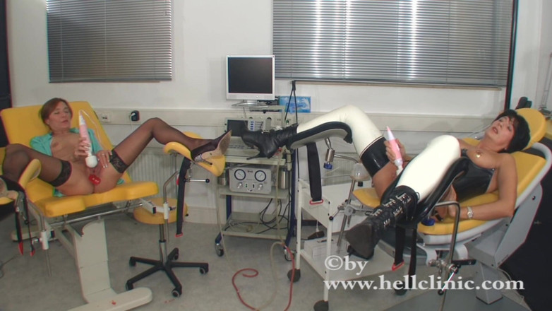 Rubber & Clinic Studio - 1ATOYS: Due troie con cetrioli e salsicce anale