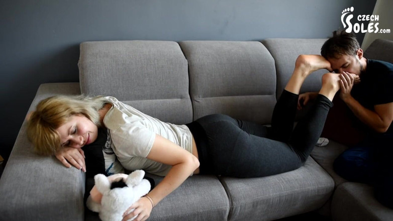 Czech Soles - foot fetish content: Un'occasione per annusare i suoi calzini