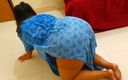 Aria Mia: 热辣的沙特熟女继母在打扫卫生时被困在床底下，然后继子来帮忙 - 巨大的屁股射精