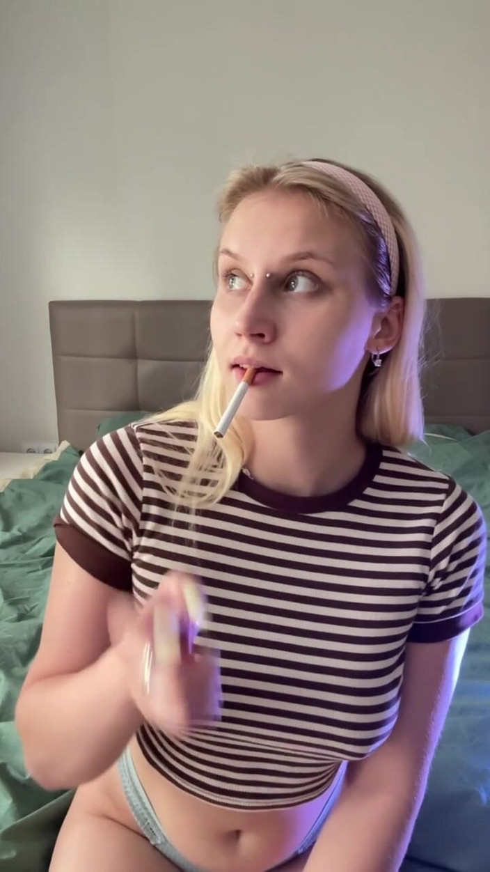 MertyXXX: जब मैं धूम्रपान करता हूं तो मैं खुद को सहलाता हूं