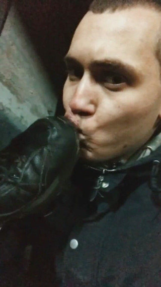 Merry Bell: Лижи підошву, брудний мій раб у кросівках