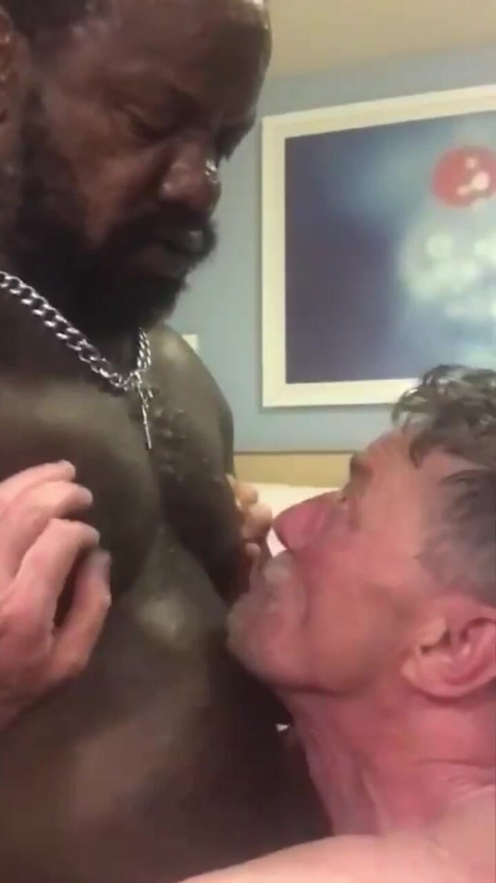 Black Muscle Stepdad: 无法获得足够的大黑和的乳头