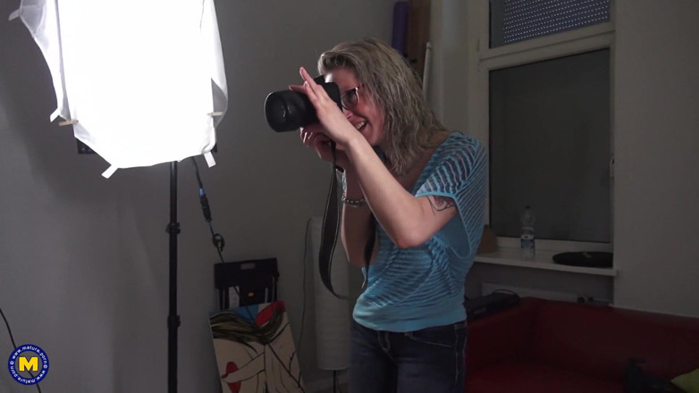 Mature NL: Si matang bertatu seksi memberikan pekerjaan buah dada yang baik...