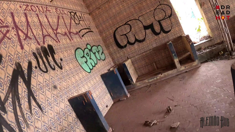 Dread Hot: Encontrei Um Prédio Abandonado Na Estrada E Peguei Uma Gostosa...