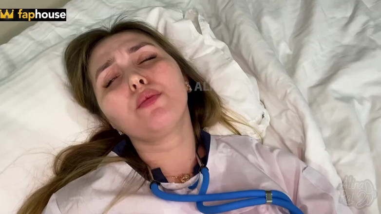 Alina Rai: Paciente de clínica privada follada enfermera casada en el coño...