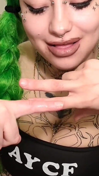 Terapi menggigit jari dengan hasil sensual