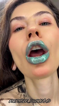 Chico brillante adicto a los labios versión móvil