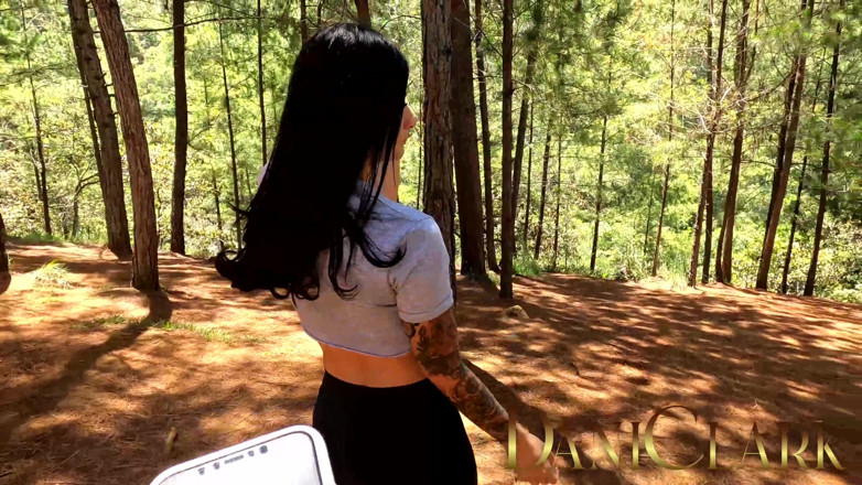 DaniClark: Un oral de ma copine dans la forêt