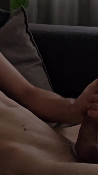 Hot twink masturbuje na gauči – obrovská dávka semene