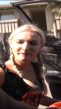 Blond tonåring knullas i olika positioner