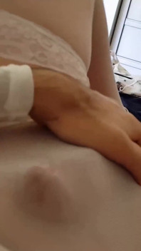 Dani leg trägt weiße strumpfhosen und sexy highheels kommt groß