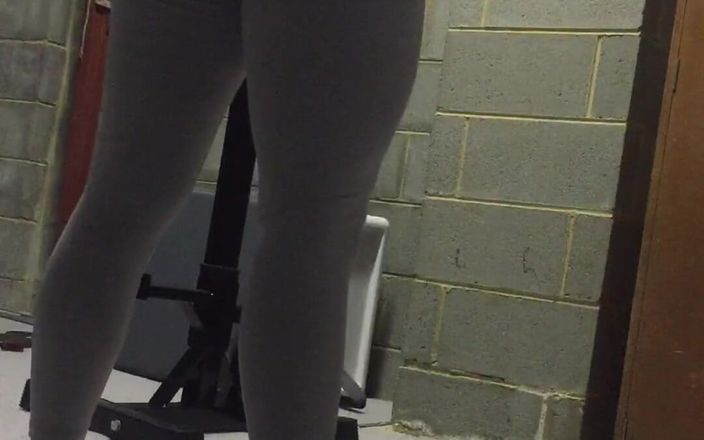 Michellexm: Allenamento del culo in pantaloni yoga