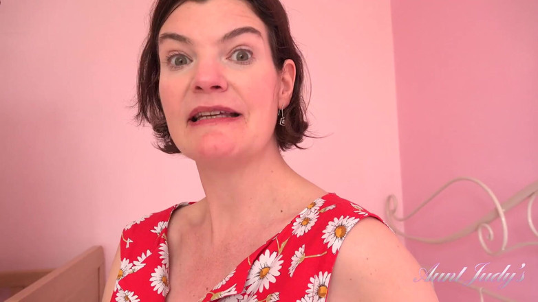 Aunt Judy's: Máy bay bà già 44 tuổi Jenny chơi với âm vật